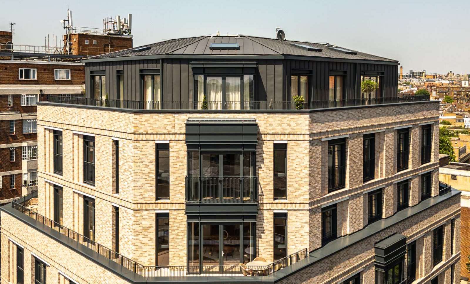 The Lucan offers 31 serviced residences in Chelsea, with 24 hour concierge, a residents’ gym, valet parking and Marriott Autograph Collection services near King’s Road and Sloane Square.