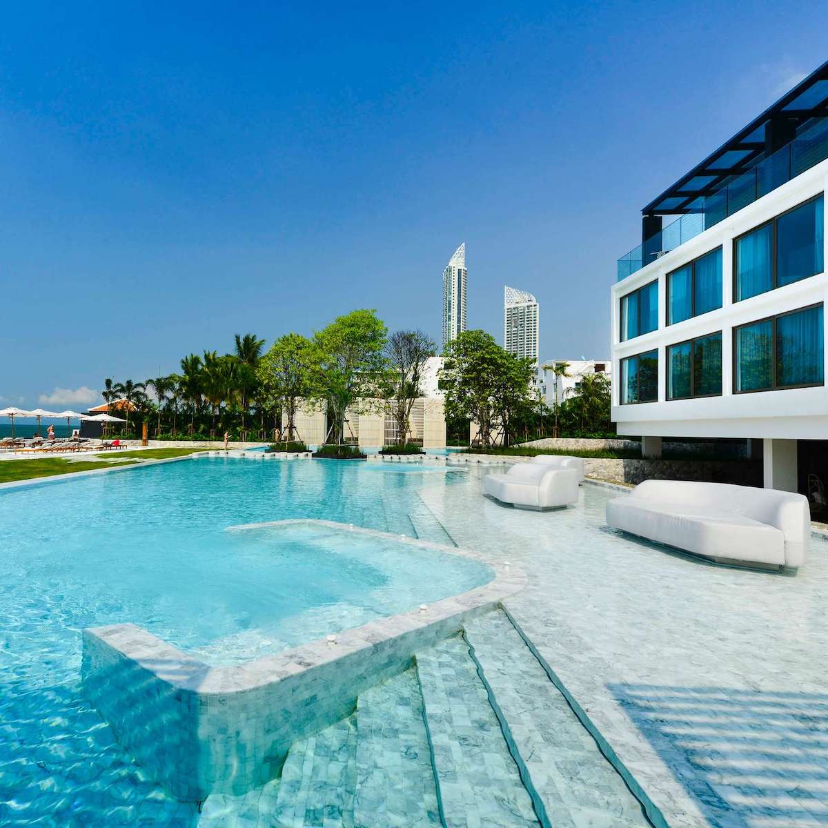 Veranda Residence Pattaya sits in Na Jomtien 4, Bang Lamung, Pattaya, Chon Buri. This mixed-use development features 326 condominium units alongside 4 pool villa residences.