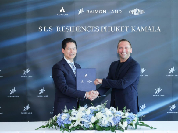 Mr. Korn Narongdej, Chairman of the Executive Committee & Director of Raimon Land PLC. Sylvain Pasdeloup, COO of APAC at Ennismore, Signing SLS Residences Phuket Kamala