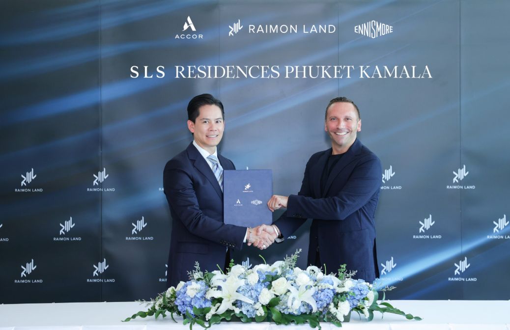 Mr. Korn Narongdej, Chairman of the Executive Committee & Director of Raimon Land PLC. Sylvain Pasdeloup, COO of APAC at Ennismore, Signing SLS Residences Phuket Kamala