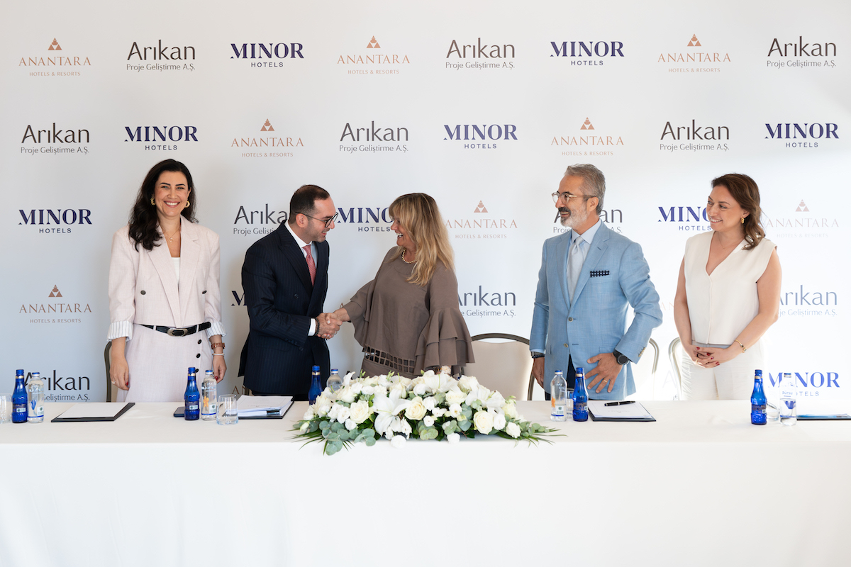 Representatives from Minor Hotels and Arikan Proje Geliştirme A.Ş. sign the agreement for Anantara Retreat Çeşme and Anantara Residences Çeşme in İzmir, marking Minor Hotels’ expansion into Türkiye’s Aegean coast.
